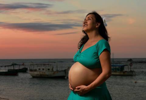 Uma barquinho vai e a tardinha cai. O cenário de muita paz e harmonia! Foto da Rua K em Itapuã.'