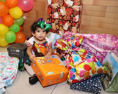 Abrindo os presentes - Hora do parabéns - Festa infantil no Game Station'
