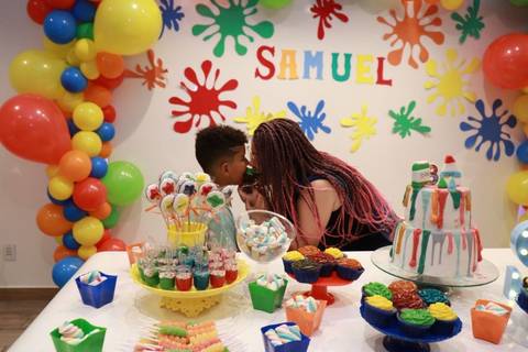 Festa de aniversário infantil no shopping com tema slimes'