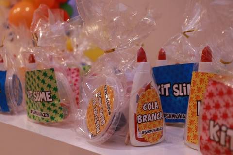 Festa de aniversário infantil no shopping com tema slimes'