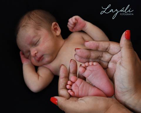 Ensaio newborn com 9 dias, foto com a mãe'
