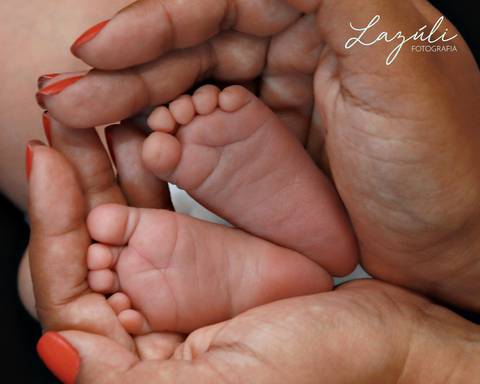 Ensaio newborn com 9 dias, foto com a mãe'