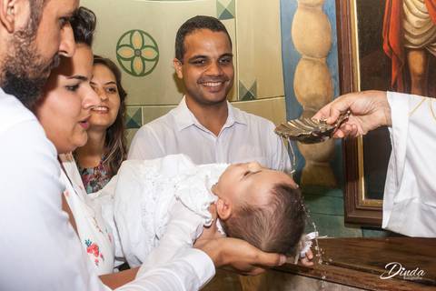 esta é a hora que os sentimentos se misturam. Por um lado eles estão felizes pelo Batismo, mas por outro o coração aperta pelo chora de Giulia com esta água benta gelada na cabeça.'