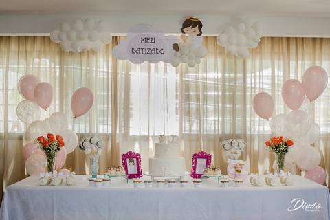Recepção do Batismo de Giulia. Mesa maravilhosa personalizada linda demais. balões, flores, tudo em tons de branco e rosa deram o tom da mesa.'