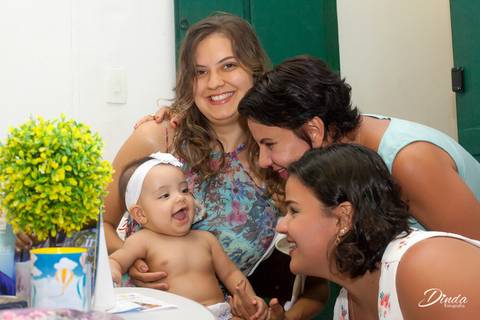 Será que ela é dengada? Mamãe, vovó e tia dinda babando por ela.'