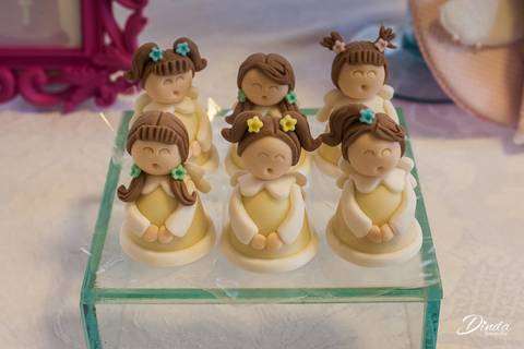 coral de meninas cantantes, que na verdade são trufas deliciosas destacavam-se na mesa decorada.'