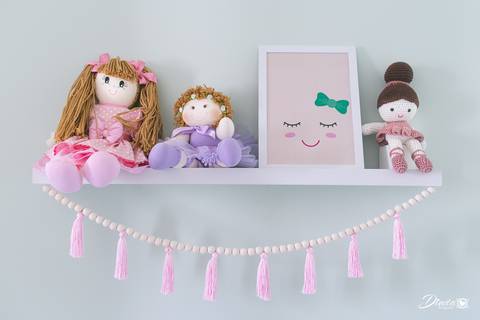 decoração do quarto do bebe. bonecas de pano, quadro decorativo em tons de rosa'