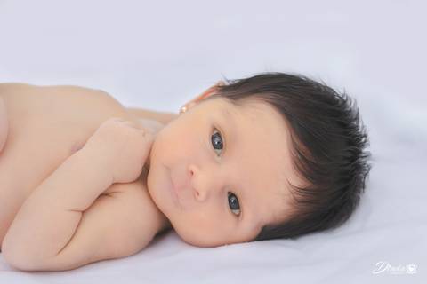 bebe cheia de charme, com os olhinhos brilhando. uma verdadeira princesa'