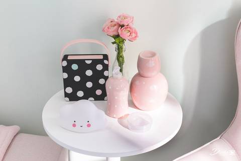 Cantinho da amamentação no quarto do bebê. em tons rosas e branco'