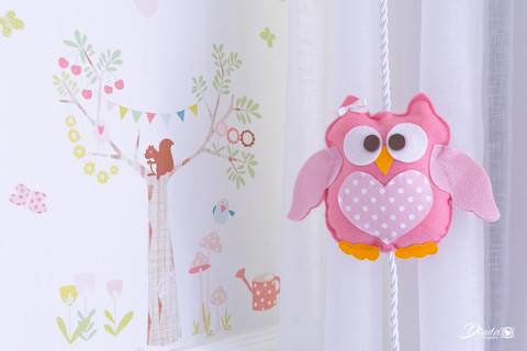 papel de parede do quarto do bebe com tema floresta e corujinha rosa da cortina'