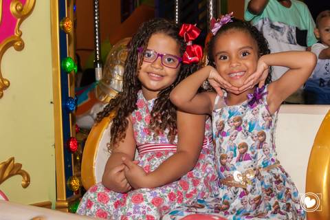 Não podia faltar o Carrosel encantado e as princesas  se divertindo.'