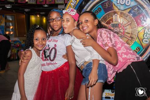 As amigas tambem não podem faltar nesta linda festa.'