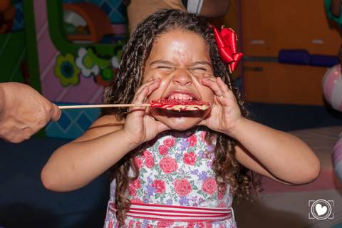 Doces ou travessuras? kkk Pelo visto são doces com travessuras. E este era grande viu, um super pirulito.'