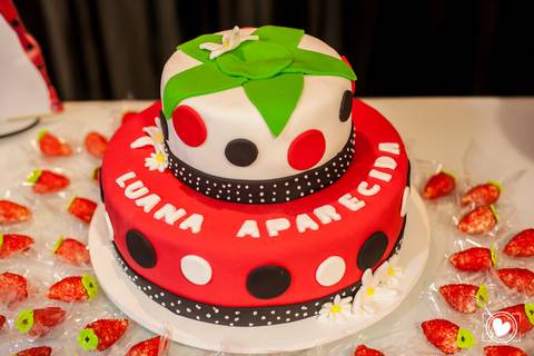 O bolo feito nos minimo detalhes de puro amor. Inspirado na Ladybug, com as cores tematicas : branco, preto e vermelho, estavam presentes.'