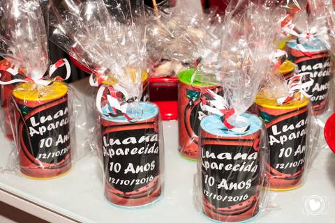 Lembranças personalizadas e feita com muito amor. Eram minhaeiros da Ladybug.'