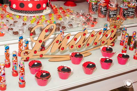 Detalhes maravilhosos com joaninhas, e a Ladybug. O nome em madeira abrilhantou a já linda mesa dos doces.'