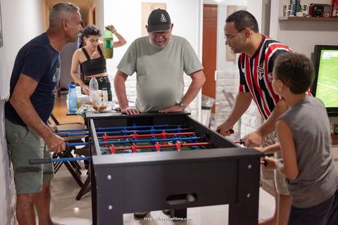 Casamento no por do sol de Alexandre Kapiche e Mayara Rodrigues. Decoração colorida e tropical na Enseada Azul em Búzios - RJ.'