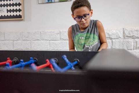 Casamento no por do sol de Alexandre Kapiche e Mayara Rodrigues. Decoração colorida e tropical na Enseada Azul em Búzios - RJ.'