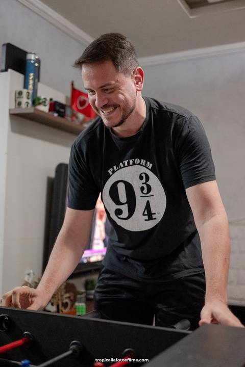 Casamento no por do sol de Alexandre Kapiche e Mayara Rodrigues. Decoração colorida e tropical na Enseada Azul em Búzios - RJ.'