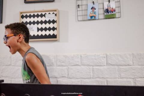 Casamento no por do sol de Alexandre Kapiche e Mayara Rodrigues. Decoração colorida e tropical na Enseada Azul em Búzios - RJ.'