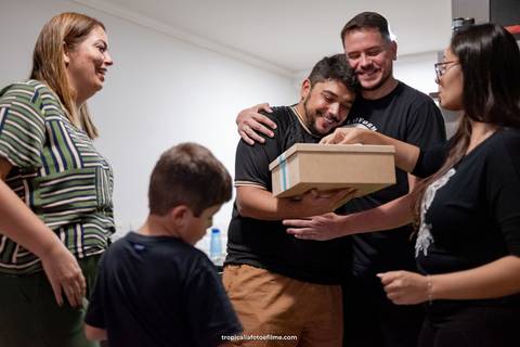 Casamento no por do sol de Alexandre Kapiche e Mayara Rodrigues. Decoração colorida e tropical na Enseada Azul em Búzios - RJ.'