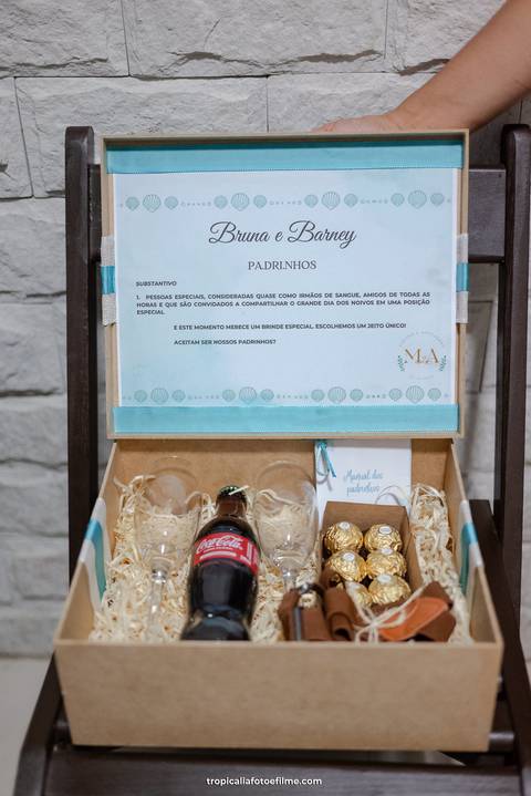 Casamento no por do sol de Alexandre Kapiche e Mayara Rodrigues. Decoração colorida e tropical na Enseada Azul em Búzios - RJ.'