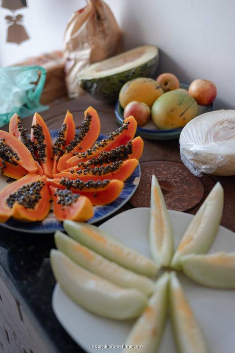 Casamento no por do sol de Alexandre Kapiche e Mayara Rodrigues. Decoração colorida e tropical na Enseada Azul em Búzios - RJ.'