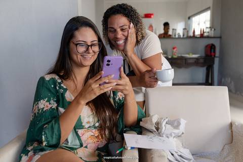 Casamento no por do sol de Alexandre Kapiche e Mayara Rodrigues. Decoração colorida e tropical na Enseada Azul em Búzios - RJ.'