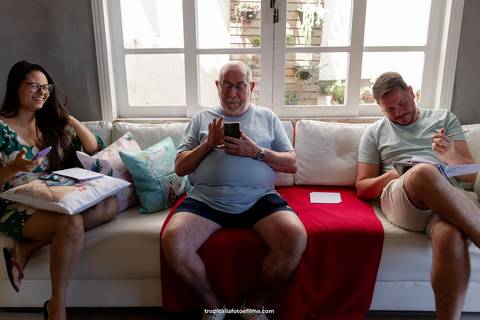 Casamento no por do sol de Alexandre Kapiche e Mayara Rodrigues. Decoração colorida e tropical na Enseada Azul em Búzios - RJ.'
