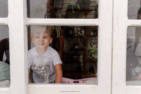 Casamento no por do sol de Alexandre Kapiche e Mayara Rodrigues. Decoração colorida e tropical na Enseada Azul em Búzios - RJ.'