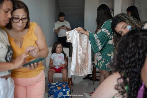 Casamento no por do sol de Alexandre Kapiche e Mayara Rodrigues. Decoração colorida e tropical na Enseada Azul em Búzios - RJ.'