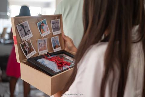 Casamento no por do sol de Alexandre Kapiche e Mayara Rodrigues. Decoração colorida e tropical na Enseada Azul em Búzios - RJ.'