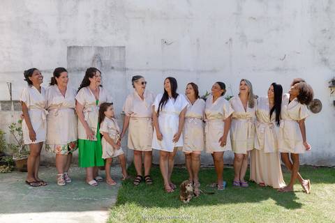 Casamento no por do sol de Alexandre Kapiche e Mayara Rodrigues. Decoração colorida e tropical na Enseada Azul em Búzios - RJ.'