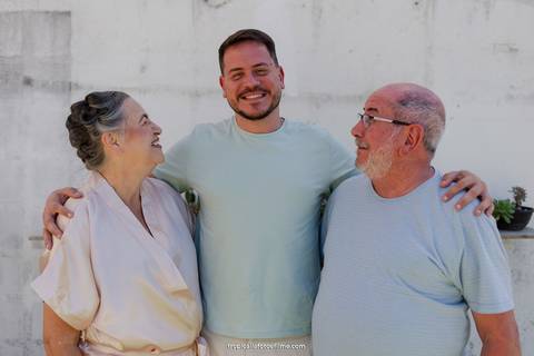 Casamento no por do sol de Alexandre Kapiche e Mayara Rodrigues. Decoração colorida e tropical na Enseada Azul em Búzios - RJ.'