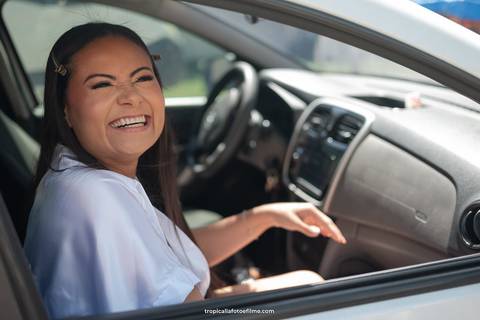 Casamento no por do sol de Alexandre Kapiche e Mayara Rodrigues. Decoração colorida e tropical na Enseada Azul em Búzios - RJ.'