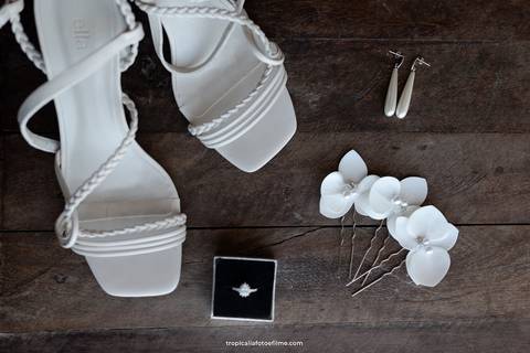 Casamento no por do sol de Alexandre Kapiche e Mayara Rodrigues. Decoração colorida e tropical na Enseada Azul em Búzios - RJ.'