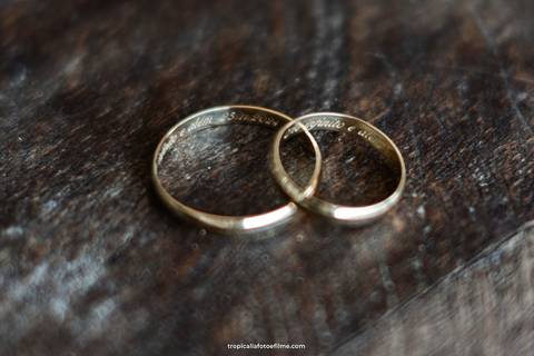 Casamento no por do sol de Alexandre Kapiche e Mayara Rodrigues. Decoração colorida e tropical na Enseada Azul em Búzios - RJ.'