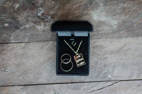 Casamento no por do sol de Alexandre Kapiche e Mayara Rodrigues. Decoração colorida e tropical na Enseada Azul em Búzios - RJ.'