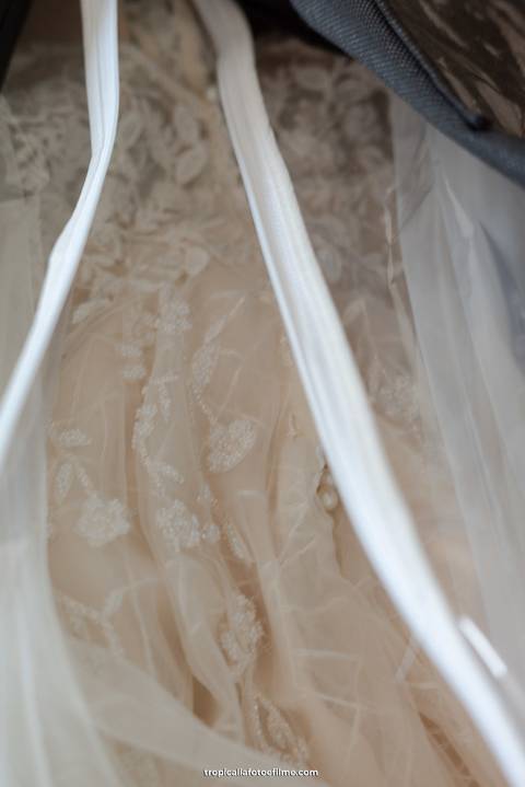 Casamento no por do sol de Alexandre Kapiche e Mayara Rodrigues. Decoração colorida e tropical na Enseada Azul em Búzios - RJ.'