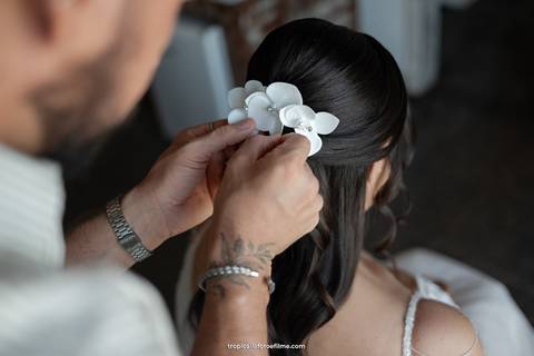 Casamento no por do sol de Alexandre Kapiche e Mayara Rodrigues. Decoração colorida e tropical na Enseada Azul em Búzios - RJ.'
