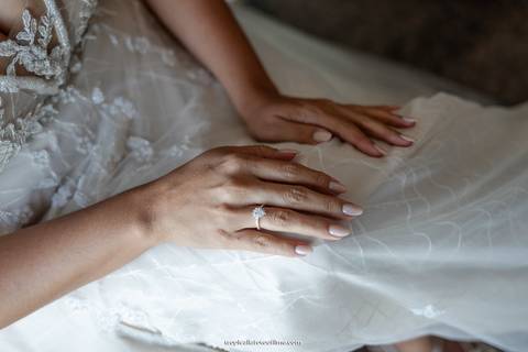 Casamento no por do sol de Alexandre Kapiche e Mayara Rodrigues. Decoração colorida e tropical na Enseada Azul em Búzios - RJ.'