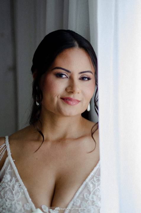 Casamento no por do sol de Alexandre Kapiche e Mayara Rodrigues. Decoração colorida e tropical na Enseada Azul em Búzios - RJ.'