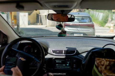 Casamento no por do sol de Alexandre Kapiche e Mayara Rodrigues. Decoração colorida e tropical na Enseada Azul em Búzios - RJ.'