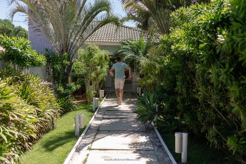 Casamento no por do sol de Alexandre Kapiche e Mayara Rodrigues. Decoração colorida e tropical na Enseada Azul em Búzios - RJ.'