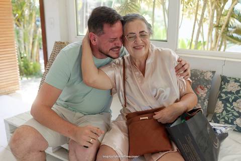 Casamento no por do sol de Alexandre Kapiche e Mayara Rodrigues. Decoração colorida e tropical na Enseada Azul em Búzios - RJ.'