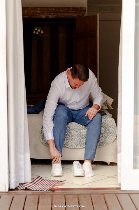 Casamento no por do sol de Alexandre Kapiche e Mayara Rodrigues. Decoração colorida e tropical na Enseada Azul em Búzios - RJ.'