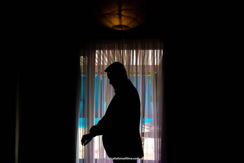 Casamento no por do sol de Alexandre Kapiche e Mayara Rodrigues. Decoração colorida e tropical na Enseada Azul em Búzios - RJ.'