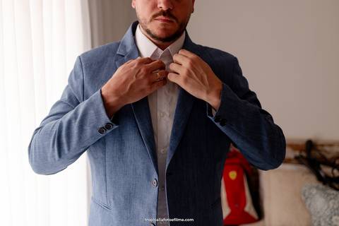 Casamento no por do sol de Alexandre Kapiche e Mayara Rodrigues. Decoração colorida e tropical na Enseada Azul em Búzios - RJ.'