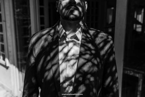 Casamento no por do sol de Alexandre Kapiche e Mayara Rodrigues. Decoração colorida e tropical na Enseada Azul em Búzios - RJ.'