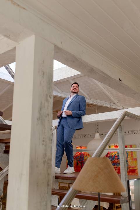 Casamento no por do sol de Alexandre Kapiche e Mayara Rodrigues. Decoração colorida e tropical na Enseada Azul em Búzios - RJ.'